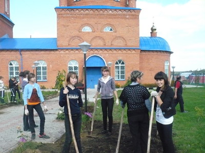 Учащиеся приняли активное участие в благоустройстве территории церкви