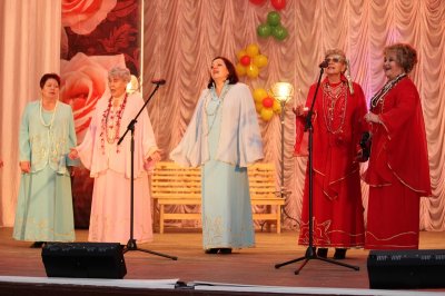 В городе Канаше в рамках месячника «Честь и хвала старшему поколению» состоялся фестиваль творчества «Поет душа»