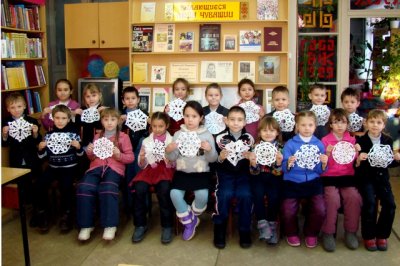 Урок творчества «Кружит снежинок хоровод» для первоклассников школы №11 провели сотрудники краеведческого музея