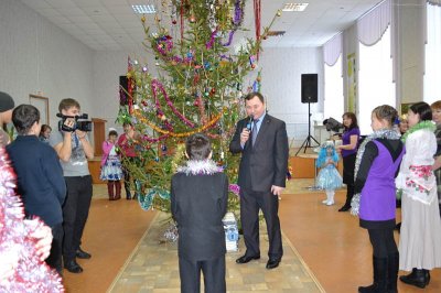 С Новым годом и Рождеством Христовым поздравил детей глава администрации Канашского района В.В. Софронов