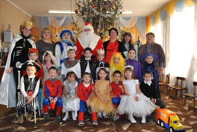 Дед Мороз и Снегурочка начали свое новогоднее путешествие по детским садам города