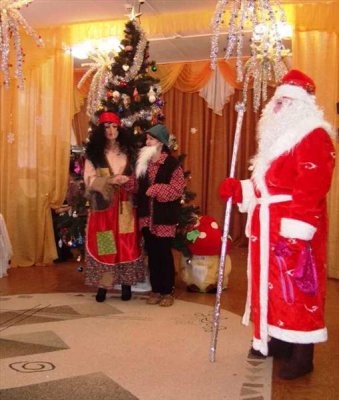 Дед Мороз и Снегурочка начали свое новогоднее путешествие по детским садам города