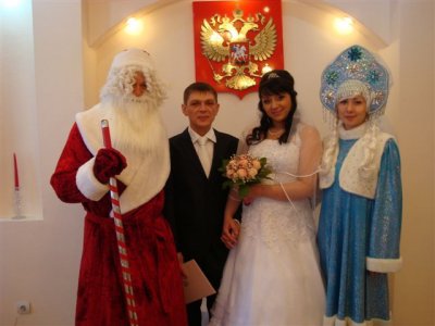 Во Дворце бракосочетаний города Канаш молодоженов поздравили Дед Мороз и Снегурочка