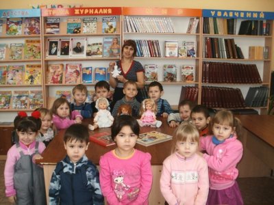В библиотеке семейного чтения для воспитанников средней группы детского сада №12 состоялись веселые посиделки «Кукла Маша, кукла Даша…»
