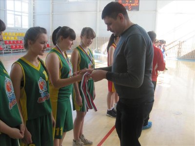 Призовой подиум чемпионата Школьной баскетбольной лиги «КЭС-Баскет» в Чувашской Республике- подарок к Международному женскому дню
