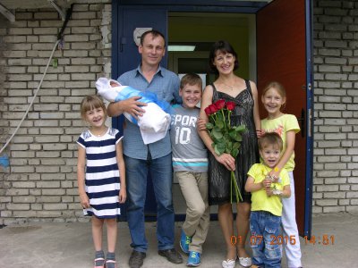 Сотрудники ЛОП на ст. Канаш поздравляют многодетного коллегу с Всероссийским Днем семьи, любви и верности и рождением в семье пятого ребенка.