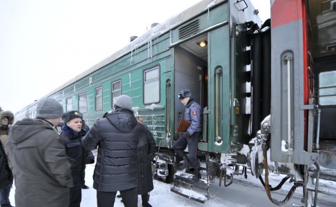 Сотрудники транспортной полиции задержали пассажира поезда с гашишем в кармане.